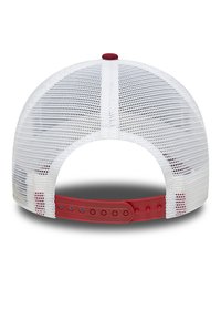 Weißer Netz-Snapback-Cap mit einem roten, verstellbaren Kunststoffriemen und einem gebogenen Schirm. Verfügt über ein strukturiertes Design und atmungsaktives Material.