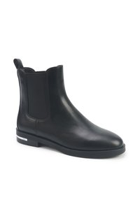 Zwarte leren Chelsea enkelboot met elastische zijkanten, trekband aan de hiel, lage hak met zilveren accent op de zool.