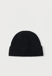 Gorro negro de punto con textura acanalada, puño vuelto y parte superior redondeada con detalles sutiles de costura para un diseño adicional.