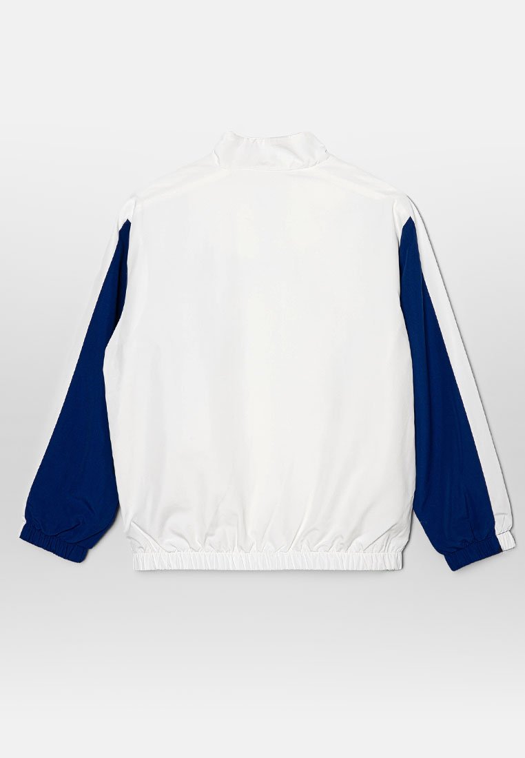 Veste blanche avec de longues manches bleues, poignets et taille élastiques, col montant et texture lisse, arborant un design minimaliste.