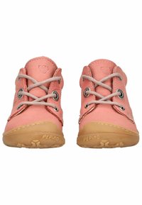 Scarpe in pelle rosa con punta arrotondata, superficie testurizzata, lacci grigi e suole in gomma. Presentano occhietti metallici e logo sul tallone.