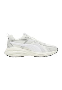 Zapatillas gris claro con parte superior de malla texturizada, detalles de ante suave, logo blanco y una suela acolchada con goma de tracción negra.
