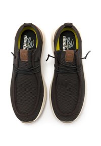 Zapatos casuales de malla marrón con un acento de ante en la lengüeta, cordones elásticos y una suela de goma beige. El forro interior es de color amarillo brillante.