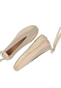 Beżowe espadryle z płaską podeszwą, z wplecionym tekstylnym wierzchem, kontrastującymi gładkimi skórzanymi akcentami i naturalną jutową podeszwą. Posiadają związania na kostce.