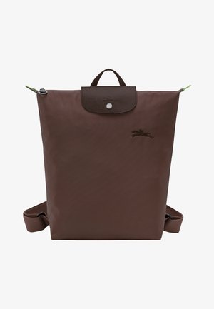Brauner wasserdichter Rucksack mit einem strukturierten Lederklappen, einem Metalldruckverschluss und verstellbaren Trägern; verfügt über ein gesticktes Logo.