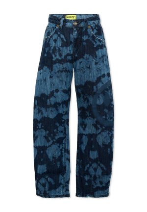 Pantaloni in denim tie-dye blu con gambe larghe, tasche frontali, chiusura con bottoni e un'etichetta gialla del marchio all'interno della vita.