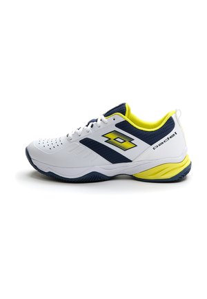 Chaussure de sport blanche avec des accents bleu marine et jaune, des lacets et une semelle texturée, conçue pour le padel tennis avec le logo de la marque sur le côté.