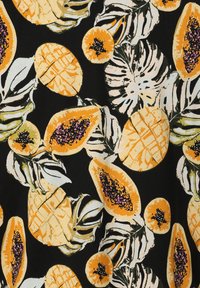 Tessuto floreale con papaye astratte arancioni e gialle e frutti rotondi su uno sfondo nero, con accenti verdi e bianchi di foglie.