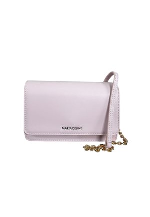 Piccola borsa a tracolla in pelle rosa pallido con tracolla a catena dorata e logo MARIACELINE sulla patta frontale.