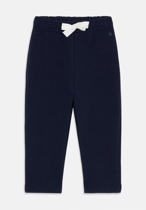 Pantaloni per bambini di colore blu navy con cintura elastica e papillon bianco sul davanti, realizzati in tessuto morbido.