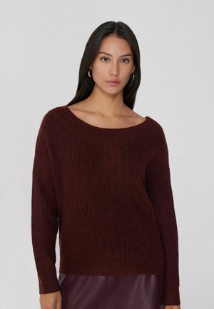 Jersey de punto burdeos con un escote amplio, textura acanalada y mangas largas, con un corte holgado y tejido suave.