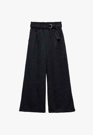 Pantalones de pierna ancha en azul oscuro, con rayas blancas, cintura elástica y un cinturón de tela con una hebilla metálica circular.