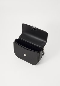 Schwarze Handtasche aus Kunstleder mit abgerundeter Form, silberner Hardware und Schnappverschluss. Innen mit zwei Fächern, glatte Textur.