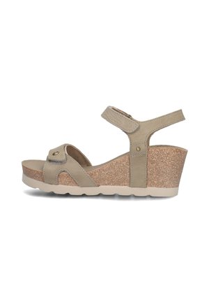 Beige sleehak sandalen met een kurken zool, voorzien van twee banden en een gespaccent. Zachte textuur met een lichte glans en een stevige voetbed.