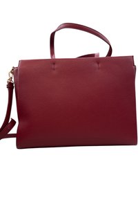 Borsa tote in pelle rossa con superficie texture, manici superiori doppi e una tracolla removibile. Forma rettangolare con un design minimalista.