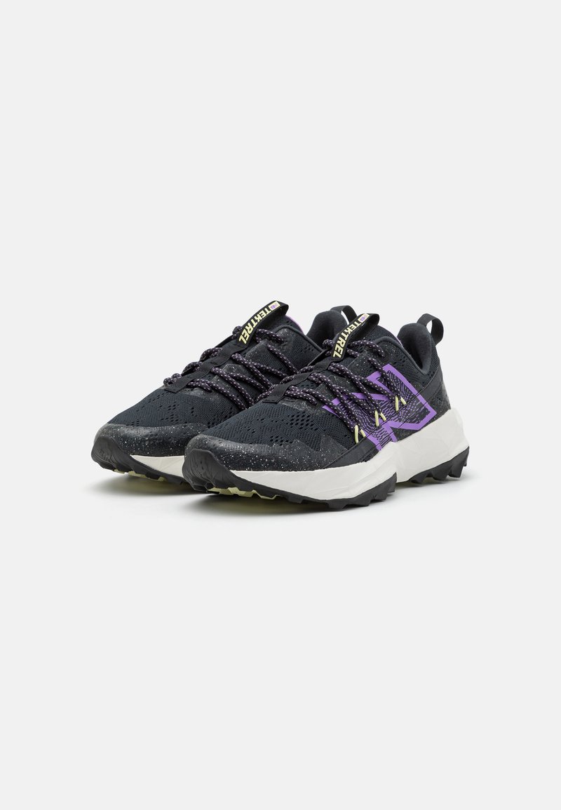 Schwarze Sportschuhe mit lila Akzenten, Obermaterial aus Mesh, strukturiertes Profil und verstärkte Zehenkappe. Besitzt auffällige Schnürung und Branding.