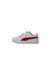 Zapatillas blancas con una franja roja de PUMA, correas de velcro, suela de goma y material sintético suave. Presenta un logo sutil en el lateral.