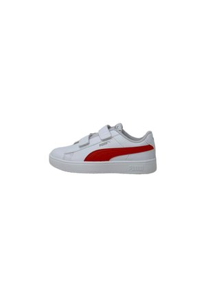 Des baskets blanches avec une bande rouge PUMA, des sangles en velcro, une semelle en caoutchouc et un matériau synthétique lisse. Présente un logo subtil sur le côté.