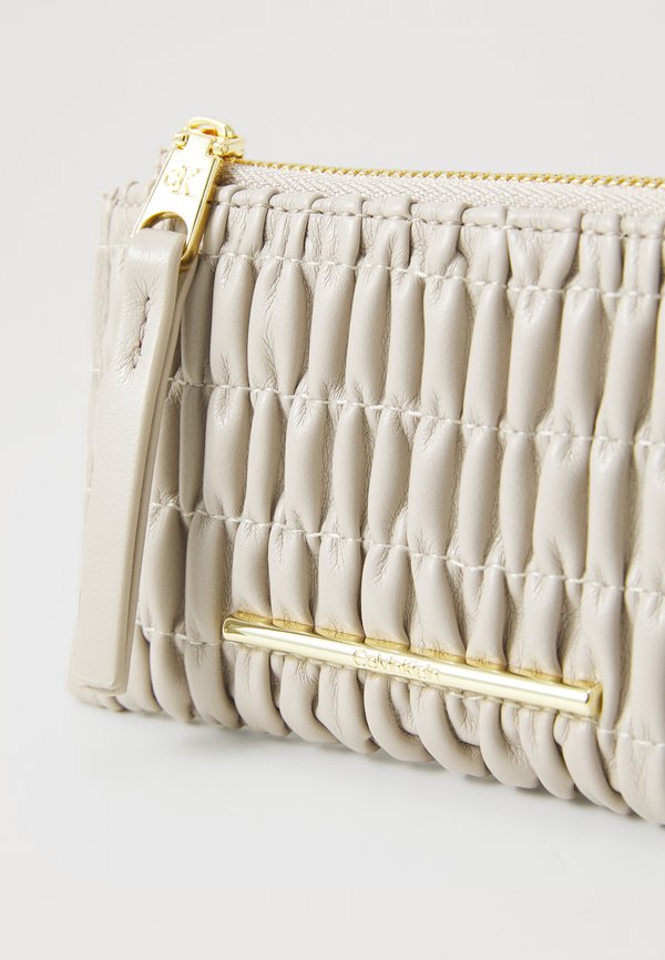 RUCHED MED ZIP - Wallet - chateau3
