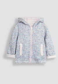 Chaqueta con patrón floral en azul claro y rosa, que incluye capucha, cremallera frontal y puños y forro a rayas. Incluye dos bolsillos frontales.