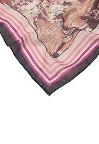 Foulard di seta con motivi floreali in morbidi toni di rosa e marrone, bordato con accenti a righe in rosa e grigio scuro. Forma triangolare.
