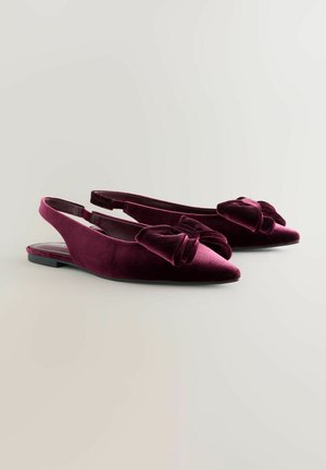 Burgunderrot Samt Slingback-Ballerinas mit spitz zulaufender Schuhspitze, versehen mit einer großen Schleifendetail an der Vorderseite und einem kleinen Absatz. Glatte Textur, elegantes Design.