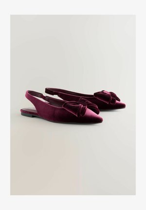 Bordeaux sametové slingback baleríny s špičatou špičkou, zdobené velkou mašlí vpředu a malým podpatkem. Hladká textura, elegantní design.