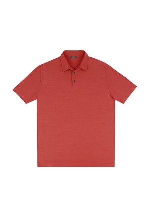 Koszulka polo z krótkim rękawem w jednolitym, stonowanym czerwonym kolorze. Posiada klasyczny kołnierzyk i trzy guziki na zapięciu. Wykonana z miękkiego materiału.