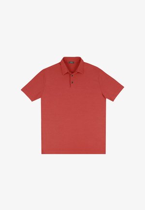 Polo de manga corta en un color rojo liso y apagado. Presenta un cuello clásico y tres botones en la tapeta. Confeccionado en una tela suave.