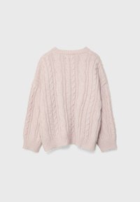 Jasnoróżowy sweter w splot warkoczowy z okrągłym dekoltem, szerokimi rękawami oraz ściągaczami przy mankietach i dolnej krawędzi, zdobiony teksturowanymi wzorami warkoczowymi.