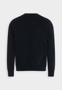 Felpa blu navy con collo a giro, maniche lunghe e polsini a costine. Texture morbida, senza motivi visibili o dettagli metallici.