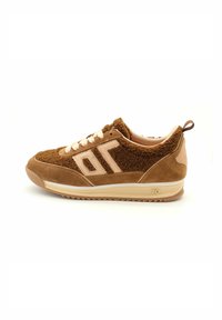Baskets en daim marron avec une tige en tissu doux, lacets crème et détail "70" sur la semelle. Style athlétique rétro, avec des accents texturés sur l'ensemble.