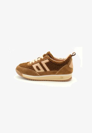 Sneakers in suede marrone con tomaia in tessuto peloso, lacci crema e dettaglio "70" sulla suola. Stile atletico retro, con accenti testurizzati.