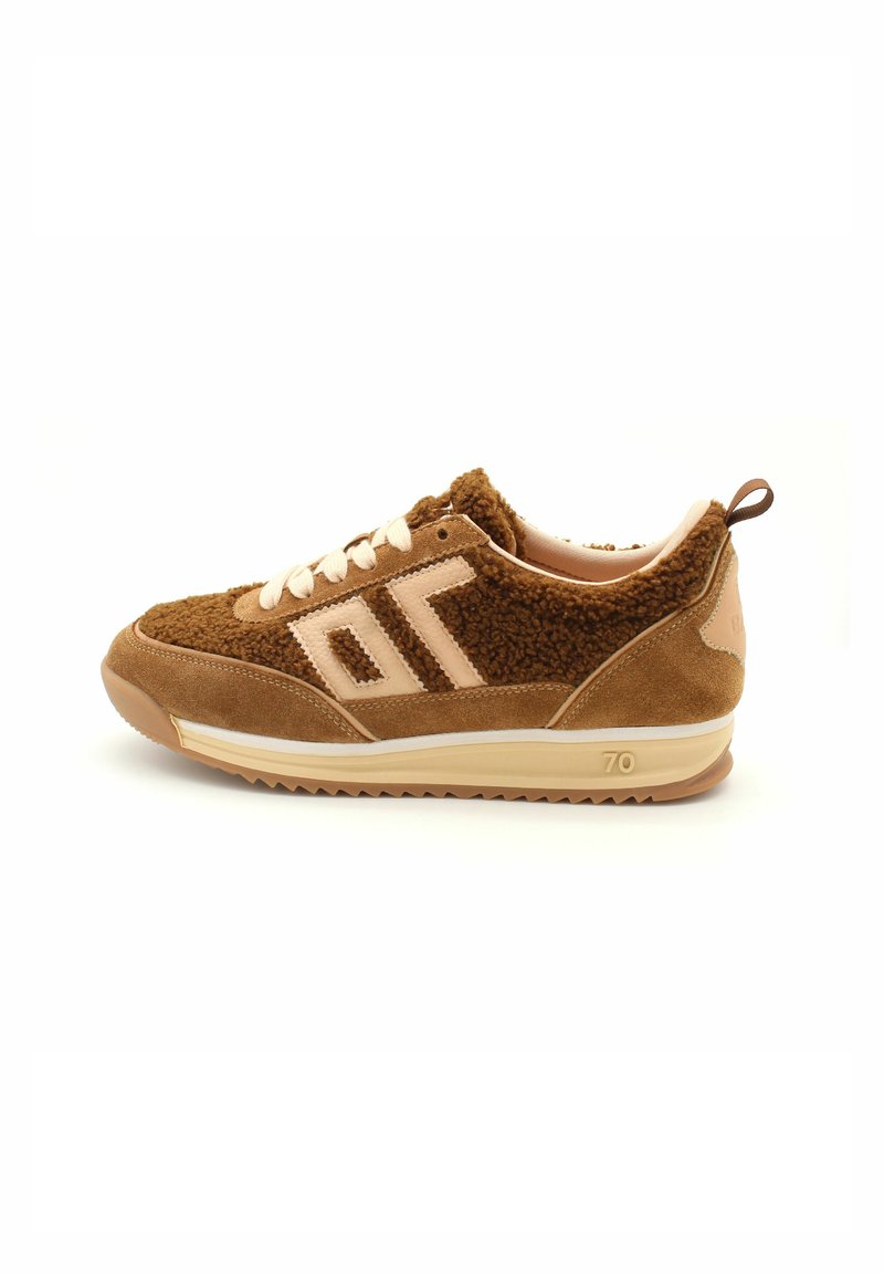 Baskets en daim marron avec une tige en tissu doux, lacets crème et détail "70" sur la semelle. Style athlétique rétro, avec des accents texturés sur l'ensemble.