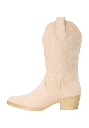 Beige ruskindsstøvle i western-stil med dekorative syninger, trækkeløkke, rundet tå og træblokhæl.