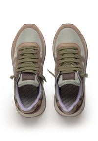 Sneakers con una combinazione di materiali verde chiaro e beige, dotati di lacci rotondi, colletto imbottito e un patch con il logo sulla linguetta.