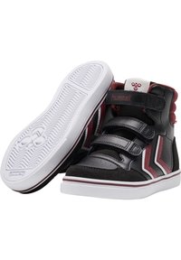 Svarte høy-top sneakers med maroon aksenter, hvit såle, borrelåsbånd, glatt skinn og semsket lær teksturer. Har et kontrastfylt sidemønster.