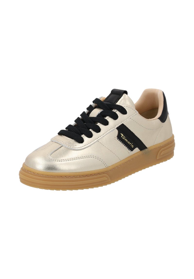 Metallisch goldene Sneaker mit schwarzen Akzenten, runder Zehenform, schwarzen Schnürsenkeln und einer strukturierten Gummi-Sohle. Besitzt ein seitliches Logo-Detail.