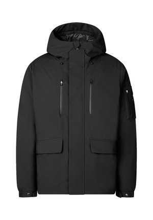 Chaqueta aislante negra con capucha. Cuenta con dos bolsillos en el pecho con cremallera, dos grandes bolsillos frontales y un bolsillo en la manga con cremallera. Textura suave.
