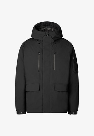 Giacca nera isolata con cappuccio. Presenta due tasche sul petto con zip, due grandi tasche frontali e una tasca con zip sulla manica. Texture liscia.