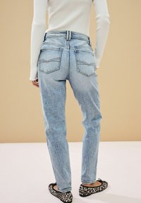 Next PETITE - Mom Jeans - bleach wash