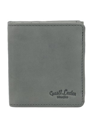 Grå læderpung med en glat overflade, foldet design og præget "Gusti Leder studio" logo nederst. Synlige syninger.