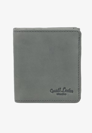 Grijze leren portemonnee met een gladde textuur, opgevouwen ontwerp en embossed "Gusti Leder studio" logo aan de onderkant. Zichtbare stikdetails.