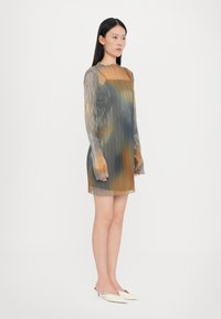 Plissee-Minikleid in verlaufenden Farben von Orange, Grau und Blau. Durchsichtige lange Ärmel und runder Ausschnitt, mit einem lockeren Schnitt.