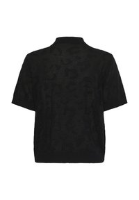 Černý pletený top s krátkým rukávem s jemným leopardím vzorem, žebrovaným límcem, manžetami a lemem, zobrazený ze zadní strany.