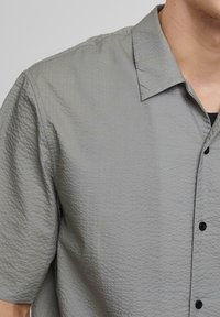 Urban Classics RELAXED SHORT SLEEVE  - Vapaa-ajan kauluspaita - paleolive
