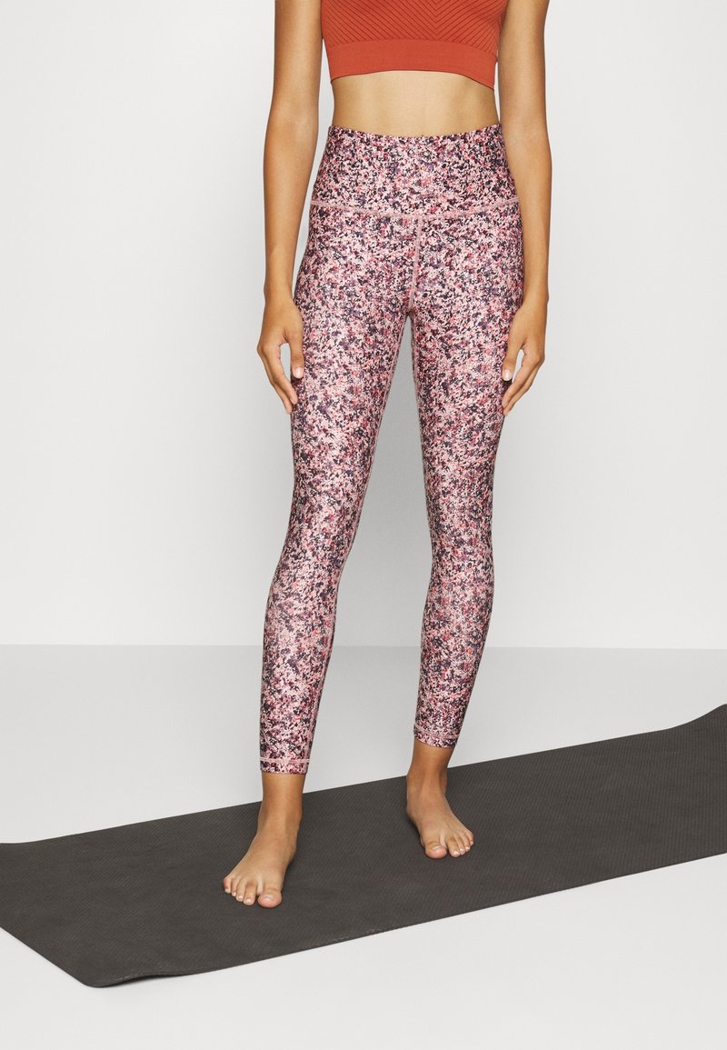Leggings rosa e viola con motivo, realizzati in tessuto elasticizzato, con vita alta e texture liscia, abbinati a un crop top con texture.