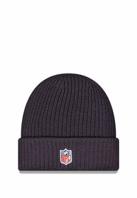 Dunkelmarineblaues gestricktes Beanie mit Rippstruktur und umgeschlagenem Bund. Auf der Vorderseite befindet sich ein kleines NFL-Logopatch in Rot, Weiß und Blau.