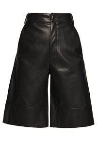 Svarta läder shorts med hög midja, slät front, breda ben och ren finish. Slät textur med subtil glans och inga synliga mönster.