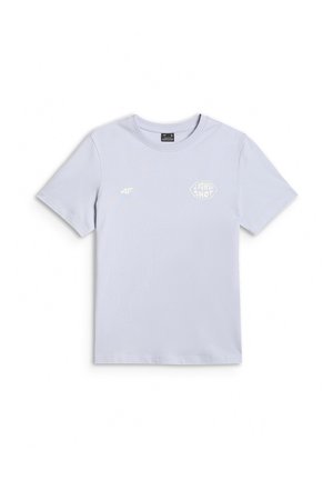 Gładki jasnoszary t-shirt z krótkim rękawem, z małym logo „4F” i grafiką „Power Shot” na lewej piersi, prezentowany na białym tle.